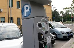 Sosta, scendono le tariffe e aumentano le pause gratuite negli stalli AEM