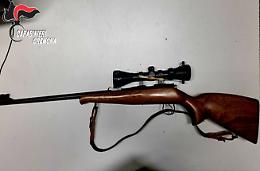 Minaccia il vicino con una carabina carica puntandogliela al volto: denunciato 59enne