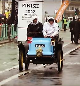 Impresa in auto storica nella Londra-Brighton