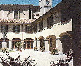 Suore Adoratrici in refettorio, ladri in convento