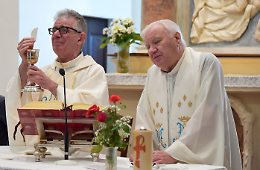 Derubano don Bonoldi mentre dice messa