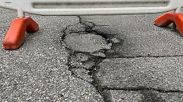 Cede il manto stradale in via Filanda, e l'epopea dei problemi continua