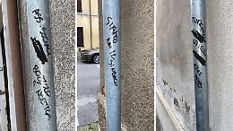 Scritte minacciose contro le istituzioni sui pali dei cartelli stradali