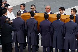 L'addio a Ratzinger, il Papa: oggi grati per sua sapienza e dedizione