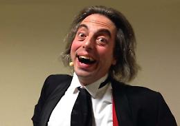 Lo spettacolo "Magicomio", tra magia e comicità