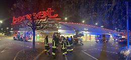 Incendio sul tetto del Bennet, decine di clienti evacuati