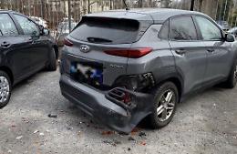 Danneggia nella notte tre veicoli in sosta e scappa, è caccia all'automobilista-vandalo