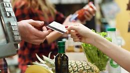 Fa la spesa pagando con una carta postepay non sua: 52enne nei guai
