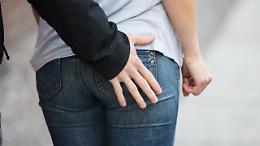 Palpeggia una ragazza fuori da un bar, denunciato