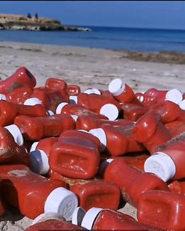 Mistero in Salento, dal mare centinaia di bottiglie di ketchup sulle spiagge