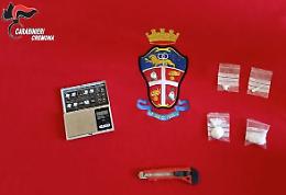 Confeziona dosi di cocaina mentre si trova ai domiciliari, arrestato 28enne