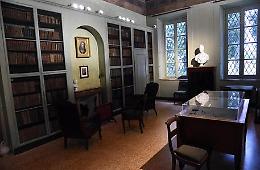 Imbrattamenti sulla Casa del Manzoni, autorizzata la rimozione