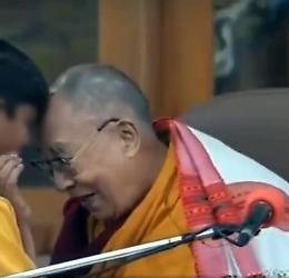Dalai Lama chiede a bimbo "succhiami la lingua", poi si scusa