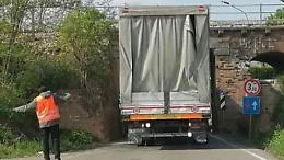 Altro camion incastrato sotto il ponte a Caorso