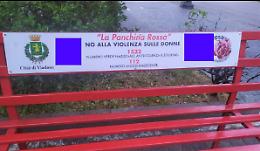 Sulla panchina rossa compaiono disegni osceni