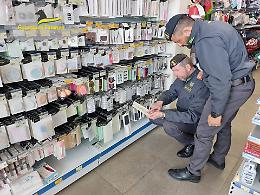 Guardia di Finanza, 40mila articoli non sicuri sequestrati in due esercizi commerciali