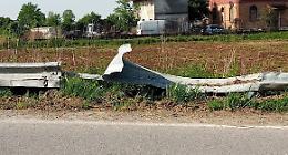 Guardrail sfondato a bordo strada, riparazione al via