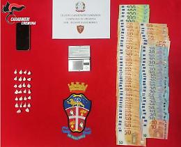 Spaccia cocaina a bordo della propria auto, in manette un 19enne