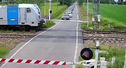 Maxi code al passaggio a livello, il sindaco Losito: «Fate un’altra strada»