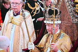Carlo III incoronato re, dopo unzione e giuramento solenne
