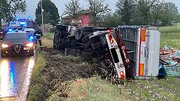 Incidente tra due mezzi pesanti, un camion si ribalta a bordo strada
