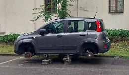 Auto senza ruote e rocchetti in legno abbandonati, è degrado al Foro Boario