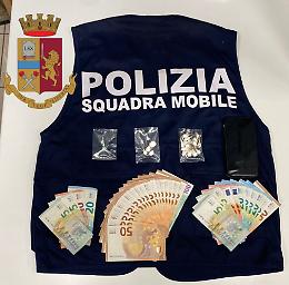 Spacciava cocaina in auto col figlio 11enne, papà egiziano patteggia 1 anno e 1000 euro di multa