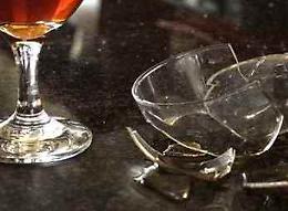 Litiga al bar con il gestore e si ferisce con dei bicchieri rotti