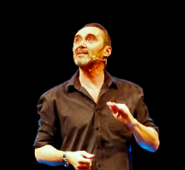 Giuseppe Giacobazzi con “IL PEDONE – luci, ombre e colori di una vita qualunque” 