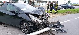 Auto contro il palo della luce, tre feriti