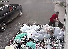 Abbandona i rifiuti in un'area pubblica, incastrato dalle telecamere 
