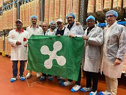 Gli assessori regionali Guidesi e Beduschi alla Gennaro Auricchio Spa