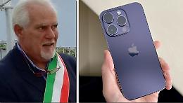 iPhone 14 al sindaco Baldassarre. «Non dovevate risparmiare?»