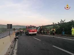 Bus finisce in scarpata sull'A16, un morto e 14 feriti 
