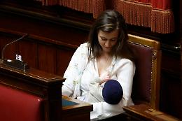 In Aula alla Camera per la prima volta una deputata allatta un bebè
