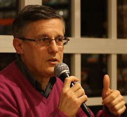 Lo scrittore Valerio Varesi parla nell'incontro "Trilogia della Repubblica"