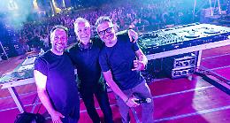 Stradeejay, Linus comanda la piazza e i 40 dj la fanno ballare