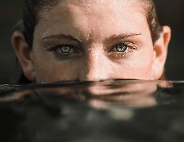 Fare il bagno d’estate con le lenti a contatto, un rischio per la salute visiva