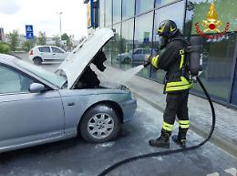 Auto prende fuoco nel parcheggio della Lidl, rogo domato dai Vvf