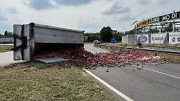 Rimorchio carico di carne si ribalta sulla rotonda Po