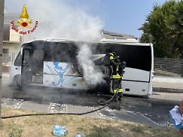 Pulmino a fuoco, attimi di grande apprensione in via Tonani: nessun ferito