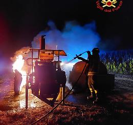 Incendio di una motopompa fissa da irrigazione, intervento dei vigili del fuoco