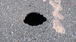 In via Carcano cede l'asfalto e si apre un buco