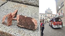 Un pezzo di mattone si stacca dal duomo e finisce sul marciapiede