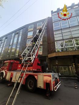 Pezzi di marmo  pericolanti in piazza Roma, intervento dei vigili del fuoco
