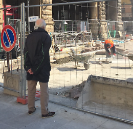 Con l’app dei cantieri l’umarèll guarda dal divano
