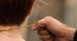 Strappa la collana dal collo di un'anziana, denunciato 48enne