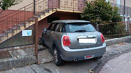 Schianto con l'auto contro il muro di una villetta