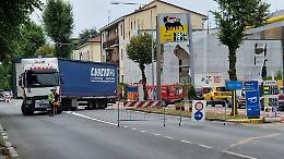 Camion bloccato in via Giuseppina, traffico in tilt
