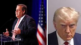 USA, Chris Christie usa la foto segnaletica di Trump in uno spot contro di lui